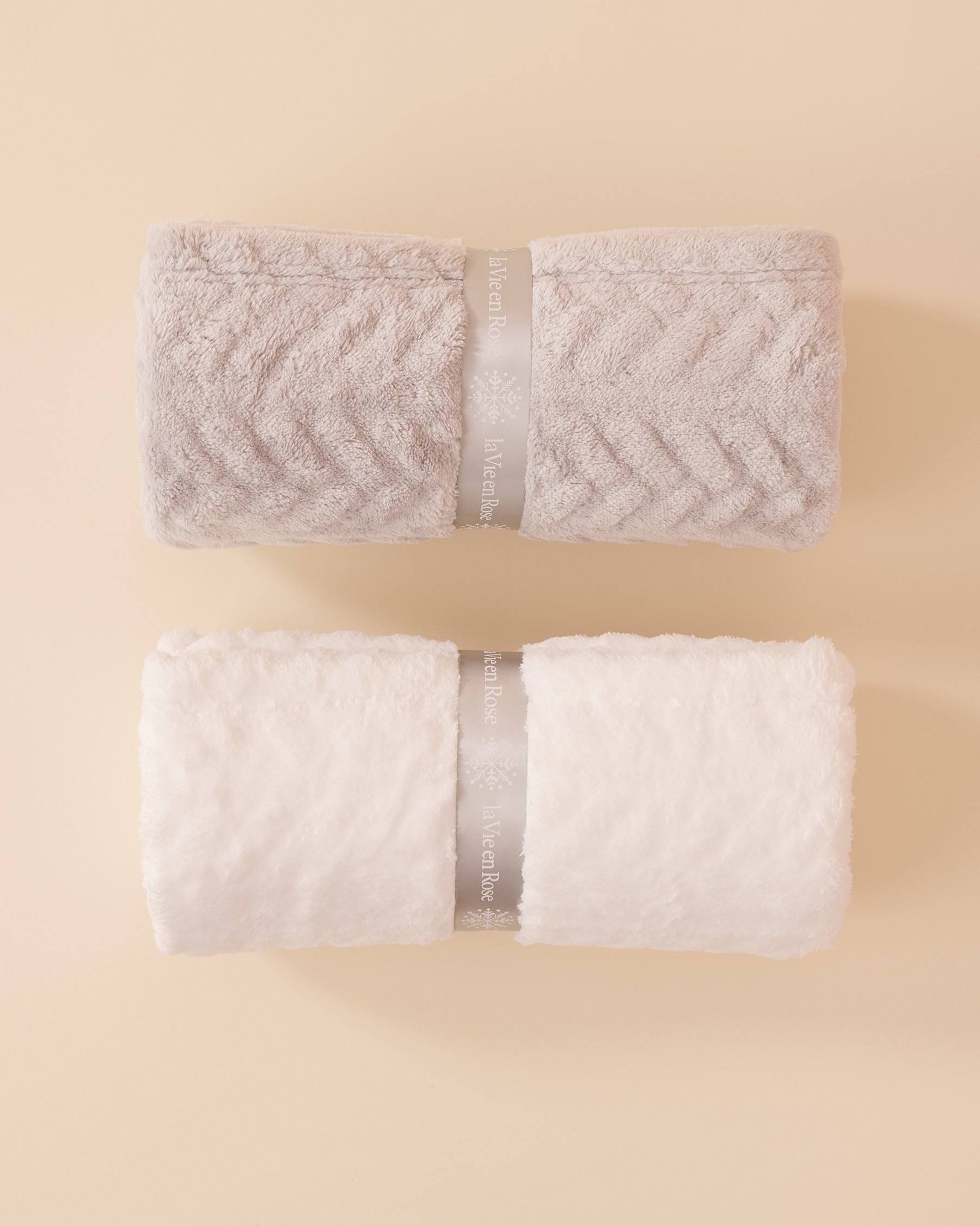 LA VIE EN ROSE Couverture à effet tricoté en peluche douce Gris pâle 40700361 - View2