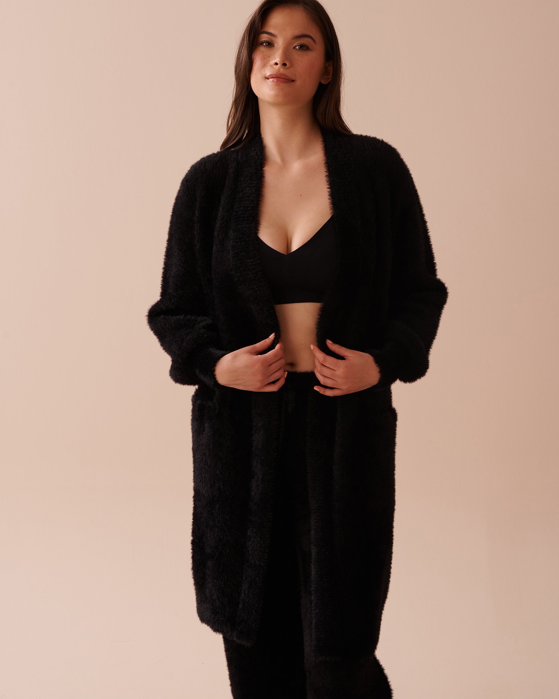 LA VIE EN ROSE Cardigan long en peluche moelleuse Noir 50500014 - View1