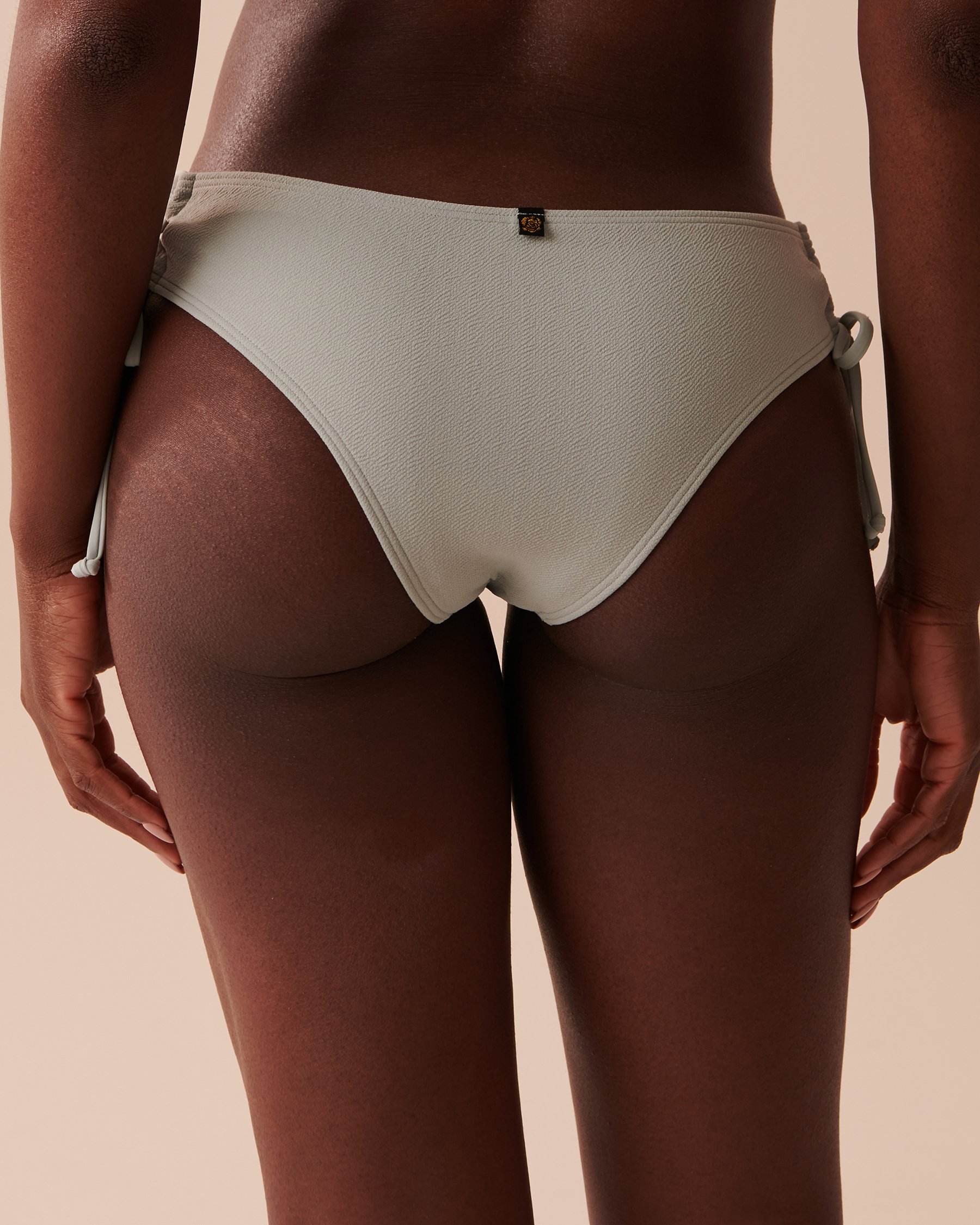 LA VIE EN ROSE AQUA Bas de bikini cheeky noué texturé en fibres recyclées Vert gris clair 70300522 - View2