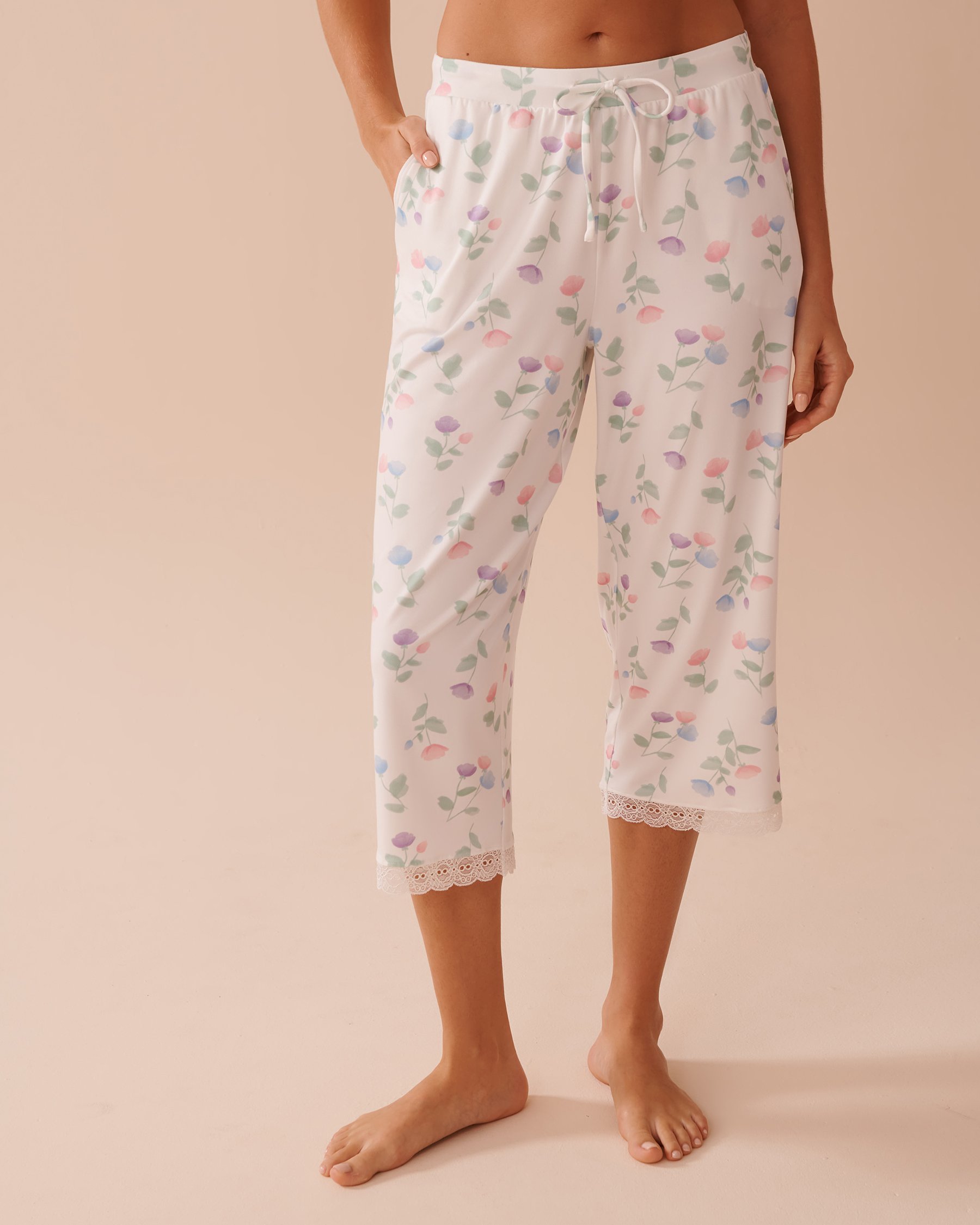 LA VIE EN ROSE Tulip Print Super Soft Capris White/Pastel Tulips 40200673 - View1