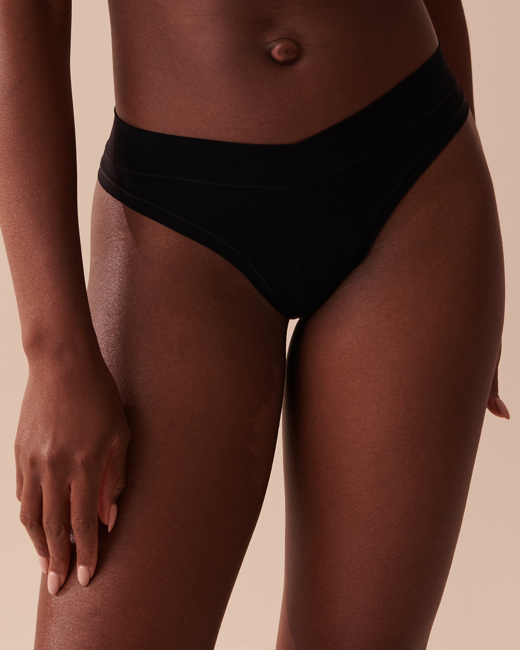 LA VIE EN ROSE Perfect Fit Thong Panty Black 20200474 - View1