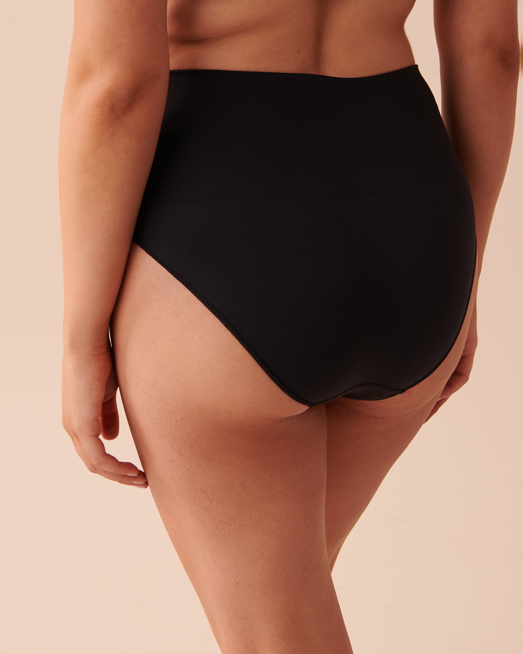 LA VIE EN ROSE Seamless Fabric High Waist Shaping Bikini Panty Black 30200007 - View2