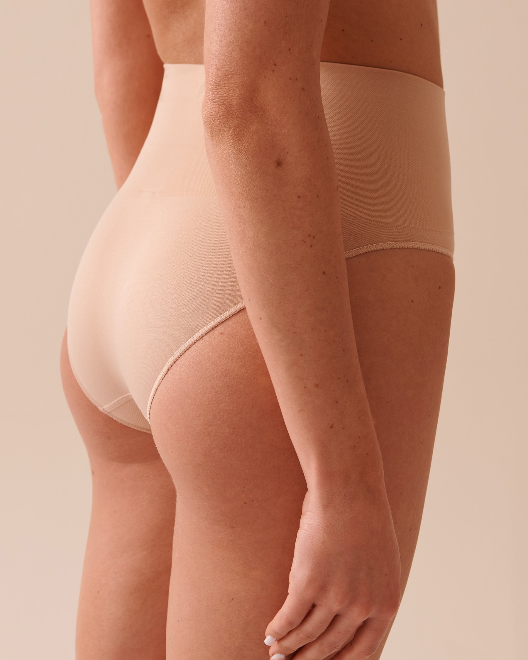 LA VIE EN ROSE Seamless Fabric High Waist Shaping Bikini Panty Latte 30200007 - View2