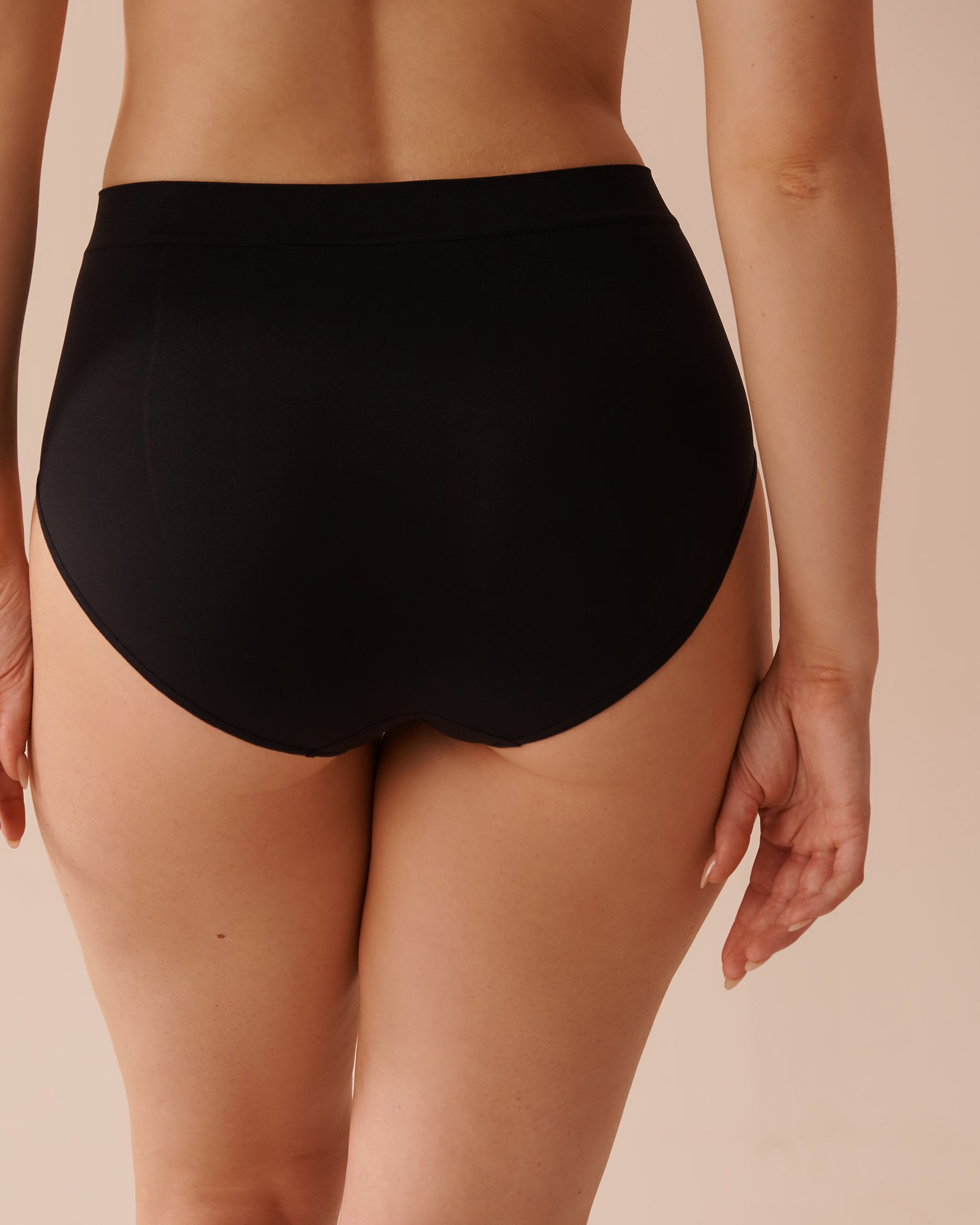 LA VIE EN ROSE Seamless Fabric High Waist Bikini Panty Black 20200497 - View2